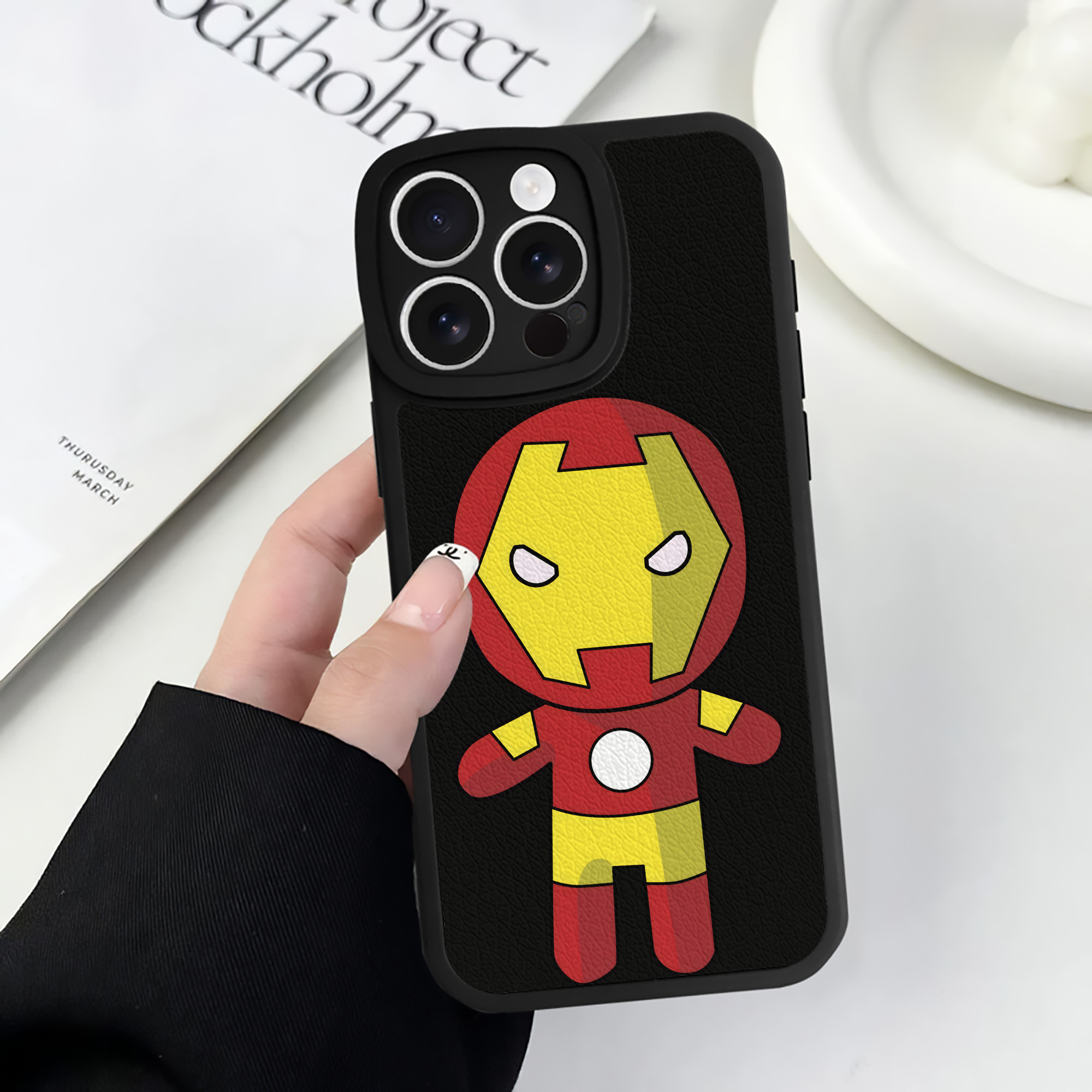 （画像用） アベンジャーズ The Avengers 【iPhone 16シリーズ対応】シリコンスマホケース（レザー調） 材質：シリコン